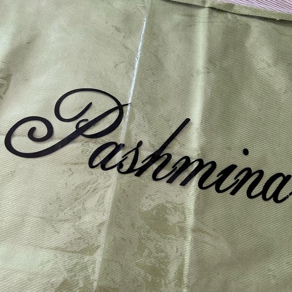 NIP! Celery Green Pashmina/scarf/wrap with Tassels - Picture 5 of 6